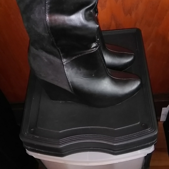 Women Boots - Picture 2 of 10